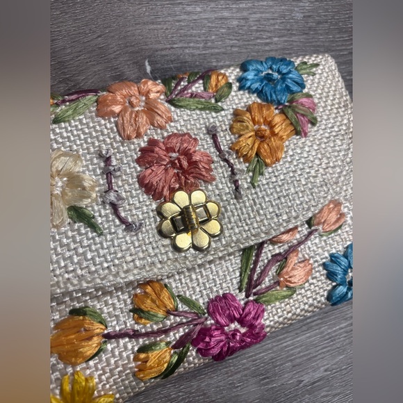 Floral Embroidered Clutch - Picture 3 of 7